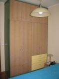 Гардероб за спалня, изработен от МДФ, комбинация от естествен фурнир дъб и полиуретанова боя в два цвята.